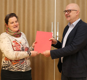 Die neue Leiterin des Instituts für Tierseuchendiagnostik, Dr. Irene Klingelhöfer (links), mit LUA-Präsident Dr. Markus Böhl.