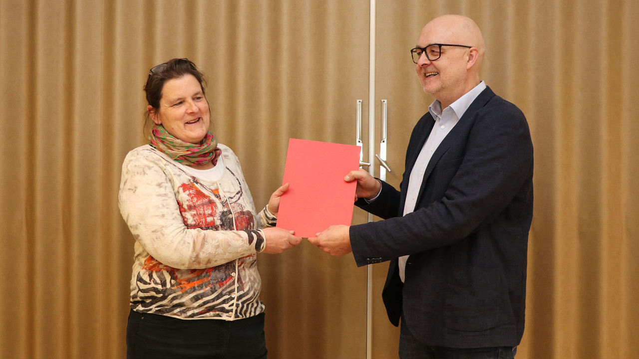 Die neue Leiterin des Instituts für Tierseuchendiagnostik, Dr. Irene Klingelhöfer (links), mit LUA-Präsident Dr. Markus Böhl.