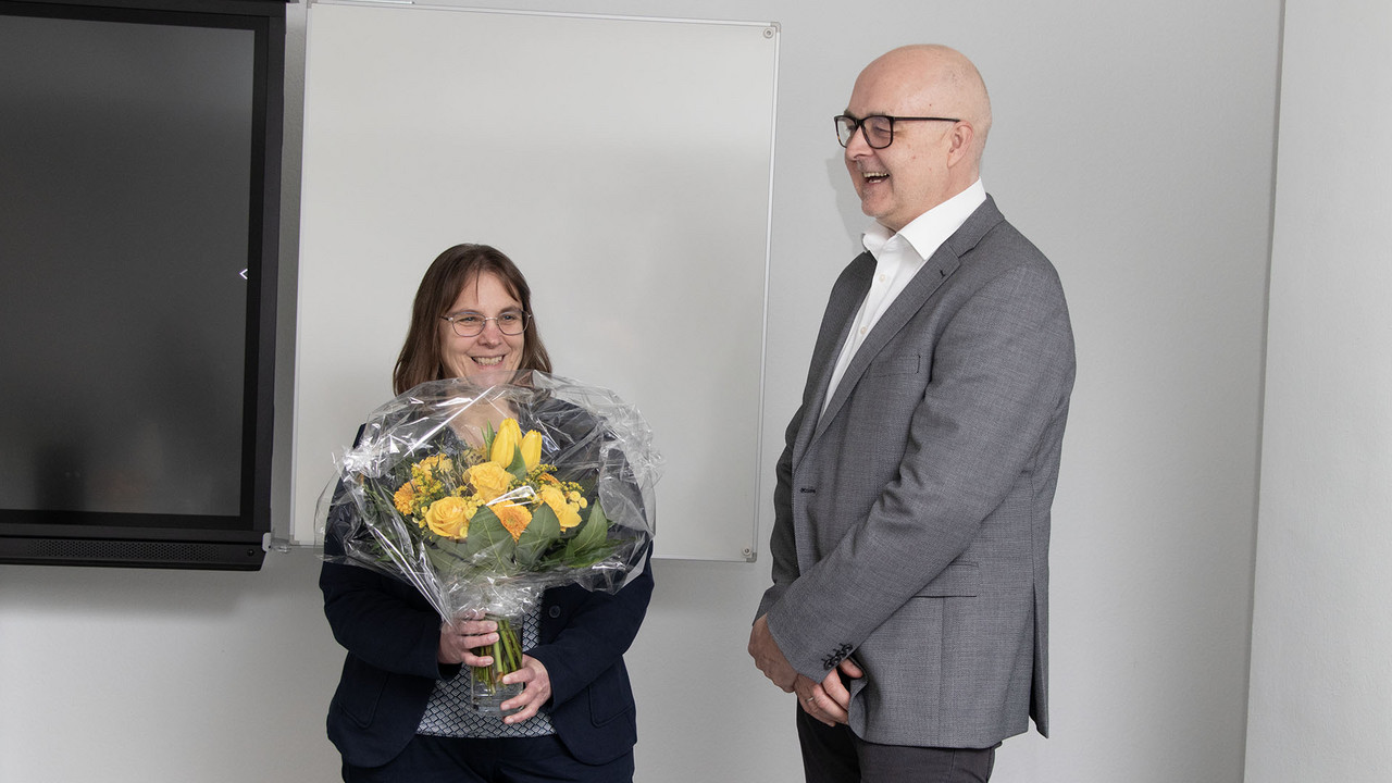LUA-Präsident Dr. Markus Böhl (rechts) hat Esther von Nida zur Leiterin des Referats „Lebensmittelüberwachung, Umwelthygiene“ bestellt.